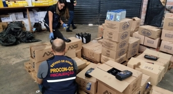 Fiscais do Procon apreendem quase 4,5 mil litros de óleo lubrificante irregular